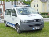 =VW T5 des THW steht auf der Präsentationsfläche der Rettungs- und Hilfsdienste, gesehen im Juni 2019 beim Hessentag in Bad Hersfeld