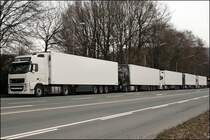 >>Ein Gespenst geht um in Europa, dass Gespenst einer Invasion. Einer Ivasion aus L�rm und Blech aus Dieselrus und verstopften Stra�en. Eine Lavine rollt auf uns zu f�r die wir alle mitverandwortlich sind. Seit dem 1.Mai 2004 hat die Europ�ische Union 10 neue Mitglieder. Gleich Reihenweise verlagern Westeurop�ische Konzerne ihre Produktion in die neuen L�nder des Ostens. Ob Schrauben, Autos oder Bier produziert wird l�ngst in Rum�nien, Polen oder Litauen. Und was produziert wird wird auch transportiert. Nach der EU-Erweiterung hat sich der LKW-Verkehr nahezu verdoppelt. Durch den dramatische Preisverfall kostet eine Ladung Torf von Litauen nach Spanien keine 1500 Euro mehr... Die Gier der Kunden nach billigen Produkten l�sst die Arbeitspl�tze nach Osteuropa verlagern und die Transportwege immer l�nger werden... Unsere Gesellschaft bezahlt einen hohen Preis f�r die Gier nach Geschwindigkeit und st�ndiger Verf�gbarkeit. Zubetonierte Landschaften, Luftverschmutzung und unaufh�rlicher L�rm sind die Begleiterscheinungen des Lkw-Transportes. Doch die ersten Opfer des Systems sind die Fahrer selbst...<<
(Text aus einer Doku - passt irgentwie zum Bild oder nicht?)