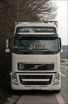 Frontaufnahme des neuen VOLVO FH III 480PS Euro5  GLOBETROTTER XL . Die Front wirkt moderner als beim Vorg�nger. Den  Wimpeln  nach war der Fahrer schon in Russland, Irland, Belgien, Holland, Schottland, Italien, Deutschland und Frankreich! Die Zugmaschine muss dann ja schon einige Kilometer auf der Uhr haben... Die Fahrt z.B von Volgograd nach Dublin ist ca. 4200 Kilometer lang(!!!). Davon ca. 1700 Kilometer auf Schnellstra�en! Mit dem Auto w�rde man ca. 51 Stunden ben�tigen.