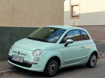 Fiat 500 in Pastellgrün. Foto: Sommer, 2019 Pécs (HU).