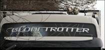 Das K�ppchen des neuen VOLVO FH. Die Schrift des Leuchtschildes wurde kleiner und die Erde wurde hinzugef�gt...
GLOBETROTTER bezeichnet eigentlich einen Weltreisenden. Bei Volvo soll das vermutlich daf�r stehen das der FH in der ganzen Welt zuhause ist. 