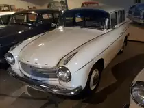 Hansa 1100 Kombi, gebaut von 1958 bis 1961. Als Goliath 1100 kam dieser Wagen bereits 1957 auf den Markt. Der Name Hansa sollte, von dem aus dem gleichen Haus stammenden Dreiradlieferwagen, ablenken. Der wassergekühlte, Vierzylinderboxermotor hat einen Hubraum von 1093 cm³ und leistet in den Jahren 1958 und 1959 40 PS. Ab 1960 stieg die Leistung auf 55 PS.Zylinderhaus Bernkastel-Kues am 15.10.2019.
