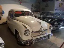 Borgward Hansa 1800 Limousine produziert von 1952 bis 1954 in Bremen. Als Hansa 1500 wurde dieses Modell im März 1949 auf dem Genfer Salon vorgestellt. Es war der erste neu konstruierte deutsche PKW nach WW2. Im März 1952 wurde der Hansa 1500 durch den  neuen  Hansa 1800 abgelöst. Der 1800 war als zwei- und viertürige Limousine, als viersitziges Cabriolet mit einer Karosserie von Hebmüller, als zweitüriges Kombimodell und als zweisitziges Sport-Cabriolet lieferbar. Eine solche viertürige Limousine schlug bei seinem Erscheinen mit einem Kaufpreis von DM 9380,00 zu Buche. Dafür bekam der Kunde eine luxuriöse Limousine, die von einem Vierzylinderreihenmotor angetrieben wurde, die aus einem Hubraum von 1758 cm³ 60 PS leistete. Die Höchstgeschwindigkeit lag bei 136 km/h. Ab 1953 war das Modell auch als Diesel-Fahrzeug lieferbar. Zylinderhaus Bernkastel-Kues am 15.10.2019.