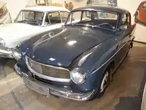 Hansa 1100 Limousine. 1958 - 1961. Dieses Modell wurde bereits ein Jahr vorher als Goliath 1100 vorgestellt. Da das Markenimage der Marke Goliath durch die Anfälligkeit der Modelle Goliath GP 700 und GP 900 gelitten hatte, benannte man den Wagen in Hansa 1100 um. Es gab den Hansa 1100 als zweitürige Limousine, Coupe und als zweitürigen Kombiwagen. Hier wurde ein Modell der letzten Baureihe (1959 - 1961) abgelichtet. Dieses ist an der durchgehenden, seitlichen Zierleiste zu erkennen. Der Goliath 1100 hat einen 4-Zylinderboxermotor mit 1093 cm³ Hubraum. Wahlweise konnte er mit 40 PS oder 55 PS geordert werden. Zylinderhaus Bernkastel-Kues am 15.10.2019.