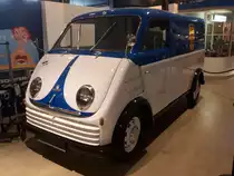 DKW F89L Kastenwagen der Baujahre 1954 und 1955. Der F89 wurde bereits 1949 vorgestellt. Hier wurde die modernisierte Variante der oben genannten Baujahre abgelichtet. Dieses Modell ist erkennbar an den Belüftungsöffnungen in den vorderen Kotflügeln. Motorisiert war der Wagen mit einem  Zweizylinderreihenzweitaktmotor der aus einem Hubraum von 792 cm³ 30 PS mobilisiert. Zylinderhaus Bernkastel-Kues am 15.10.2019.