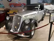 Steyr Typ 220  Werkscabriolet , gebaut von 1937 bis 1941. Der Typ 220 war eine Entwicklung von Karl Jenschke, dem damaligen Chefkonstrukteur bei Steyr. Das Cabriolet des Typ 220 konnte als Werkscabriolet (2 seitliche Fenster) oder mit einer Karosserie von Gläser/Dresden (vier seitliche Fenster) bestellt werden. Ein solches  Werkscabriolet  war ab RM 6750,00 zu haben. Der sehr leistungsfähige Sechszylinderreihenmotor leistet aus einem Hubraum von 2260 cm³ 55 PS. Die Höchstgeschwindigkeit lag bei 120 km/h. Zylinderhaus Bernkastel-Kues am 15.10.2019.