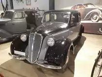DKW Sonderklasse, gebaut von 1937 bis 1940 im Werk Berlin-Spandau. Das Chassis und die Karosserie waren weitgehend identisch mit dem Schwestermodell Wanderer W24. Durch ihre solide Machart und dank des Umstandes, dass die Wehrmacht Zweitaktfahrzeuge verschmähte haben etliche Sonderklasse-Modelle den WW2 überstanden und prägten das Straßenbild im Nachkriegs-Deutschland. Der V4-Zweitaktmotor hat einen Hubraum von 990 cm³ und leistet 25 PS. Zylinderhaus Bernkastel-Kues am 15.10.2019.