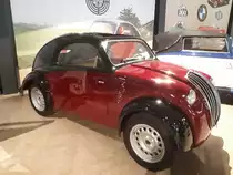 Steyr Typ 55  Baby , produziert von 1938 bis 1940. Das  Baby  war der österreichische Volkswagen. Der Wagen wurde 1936 als Modell 50 vorgestellt. Der wassergekühlte Vierzylinderboxermotor hatt einen Hubraum von 984 cm³ mit einer Leistung von 22 PS. Beim 1938 vorgestellten Typ 55  wurde der Hubraum  auf 1.158 cm³ aufgebohrt. Der Wagen leistete nun 25,5 PS. Von den ca. 13.000 produzierten  Babys  wurde auch etliche ins Deutsche Reich verkauft. Eine solche Limousine kostete RM 2950,00. Zylinderhaus Bernkastel-Kues am 15.10.2019.