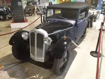 DKW F2 Reichsklasse Cabrio-Limousine, produziert von 1932 bis 1935. Das Modell wurde in Zwickau gebaut und verkaufte sich in den lieferbaren Karosserieversionen Cabriolet und Cabrio-Limousine (Foto) recht gut. Die Karosserie bestand aus Sperrholz, das mit Kunstleder bespannt wurde. Der quer eingebaute Zweizylinderreihenzweitaktmotor hat einen Hubraum von 584 cm³ und leistet 18 PS. Ein solches Auto schlug mit einem Kaufpreis von RM 1990,00 zu Buche. Zylinderhaus Bernkastel-Kues am 15.10.2019.