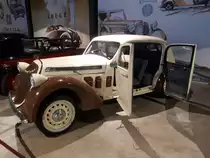 Steyr Typ 220 Limousine, gebaut in Steyr/Oberösterreich von 1937 bis 1941. Die robusten Steyr Fahrzeuge waren auch im Deutschen Reich sehr beliebt. Im WW2 gehörten die Steyr 220 Fahrzeuge für viele Offiziere als Statussymbol. Der sehr leistungsfähige Sechszylinderreihenmotor hat einen Hubraum von 2260 cm³ und leistet 55 PS. Eine solche Limousine war für RM 5600,00 zu haben. Zylinderhaus Bernkastel-Kues am 15.10.2019.