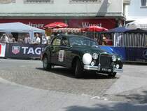 Mr. Bean - Rowan Atkinson mit einem seiner Oldtimer bei der Ennstal Classic 2004