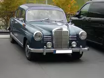 Mercedes Benz W120 180, gebaut von 1953 bis 1957. Ein solcher 180 stand bei seiner Vorstellung im Juli 1953 mit DM 9950,00 in den Preislisten der Händler. Dafür bekam der Käufer ein solides, modernes Fahrzeug mit einem Vierzylinderreihenmotor. Dieser leistet aus einem Hubraum von 1767 cm³ 52 PS. Besucherparkplatz des Zylinderhauses in Bernkastel-Kues am 15.10.2019.