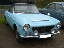 Fiat 1200 Spider, produziert von 1959 bis 1963. Der gezeigte Wagen stammt aus dem Jahr 1962. Das von Pininfarina gezeichnete Auto basierte auf dem 1957 vorgestellten Granluce Cabriolet. Der Vierzylinderreihenmotor leistet ca. 56 PS aus einem Hubraum von 1221 cm³. Oldtimertreffen am Theater an der Niebu(h)rg am 20.10.2019 in Oberhausen.