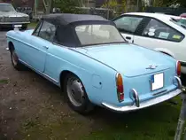 Heckansicht eines Fiat 1200 Cabriolet. Oldtimertreffen am Theater an der Niebu(h)rg in Oberhausen am 20.10.2019.