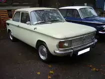 NSU 1200C, gebaut von 1967 bis 1973. Der 1200´er wurde auf der Basis des NSU Prinz 1000 entwickelt und war mit einem größerem Motor und einem verlängerten Vorderwagen versehen. Von dieser Modellreihe produzierten die Neckarsulmer 227.938 Fahrzeuge, die zu einem Preis ab DM 5950,00 (bei Modelleinführung) beim Händler standen. Der im Heck verbaute, gebläsegekühlte Vierzylinderreihenmotor leistet 55 PS aus einem Hubraum von 1177 cm³. Oldtimertreffen beim Theater an der Niebu(h)rg am 20.10.2019 in Oberhausen.