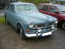 Volvo P120 auch  Amazon  genannt, produziert von 1956 bis 1970. Hier wurde ein Modell P121  aus dem Modelljahr 1963 abgelichtet. mit dem 4-zylindrigen B18 Motor abgelichtet. Bis zum Baujahr 1964  wurde der  Amazon  noch mit den rot hinterlegten Radkappen ausgeliefert. Dieses Modell hat einen Vierzylinderreihenmotor und leistet 68 PS aus einem Hubraum von 1780 cm³. Oldtimertreffen beim Theater an der Niebu(h)rg am 20.10.2019 in Oberhausen.