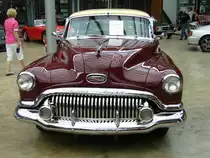 Buick Eight Super 50 DeLuxe Riviera Hardtop Coupe des Modelljahres 1951. Im Jahr 1951 war die Serie Super 50 die mittlere Serie im Programm von Buick. Ein solches DeLuxe Coupe war ab US$ 2356,00 zu haben und verkaufte sich im Modelljahr 1951 54.212 mal. Der Wagen ist in der Farbkombination victoria maroon/old ivory lackiert. Ab dem Jahr 1951 verbaute Buick serienmäßig eine Dynaflow-Getriebeautomatic. Der Achtzylinderreihenmotor hat einen Hubraum von 4318 cm³ und leistet 120 PS. Classic Remise Düsseldorf im Juli 2010.