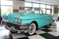 Buick Roadmaster 75 Riviera Convertible Coupe des Modelljahres 1958. Zur Serienausstattung gehörten bei diesem Modell bereits eine Lederinnenausstattung, elektrische Fensterheber, sechsfach verstellbare Vordersitze, abblendbarer Innenspiegel und eine Handbremskontrollleuchte. Von diesem Cabrioletmodell verkaufte Buick 1958 1181 Fahrzeuge zu einem Preis ab US$ 4680,00. Der im Farbton spraygreen lackierte Buick hat einen V8-Motor mit einem Hubraum von 5962 cm³ und leistet 300 PS. RD-Classics Emmerich im Juli 2017.