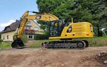 =Cat 320 steht auf einer Baustelle in Petersberg im Juni 2019