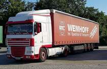 =DAF XF-Sattelzugmaschine mit einem Auflieger der Spedition WEMHOFF steht auf einem Rastplatz an der A 7 im August 2019
