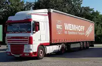 =DAF XF-Sattelzugmaschine mit einem Auflieger der Spedition WEMHOFF steht auf einem Rastplatz an der A 7 im August 2019
