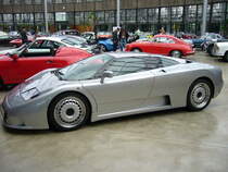 Profilansicht eines Bugatti EB 110 GT, produziert in 96 Einheiten von 1991 bis 1995. Classic Remise Düsseldorf.