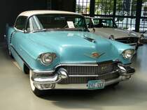 Cadillac Series 62 Coupe DeVille des Modelljahres 1956. Von dieser Ausstattungs- und Karosserieversion verkaufte die GM-Division Cadilla im Modelljahr 1956 25.086 Fahrzeuge zum Preis ab US$ 4569,00. Dieser einstmals in Kentucky zugelassene Cadillac ist im Farbton persian green lackiert. Der V8-Motor hat einen Hubraum von 5979 cm³ und leistet 285 PS. Classic Remise Düsseldorf im Mai 2010.