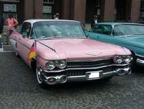 Cadillac Series 6300 Sedan DeVille six-window des Modelljahres 1959, lackiert im extravaganten Farbton wood rose. Ein solcher Cadillac war 1959 ab US$ 5498,00 zu haben. Von dieser Karosserieversion konnte Cadillac 19.158 Einheiten absetzen. Der V8-Motor hat einen Hubraum von 6388 cm³ und leistet in den Series-6300 Modellen 325 PS. US-Car-Treffen in Bottrop im Mai 2012.