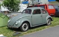 =VW Brezelkäfer steht auf dem Ausstellungsgelände in Bad Camberg anl. LOTTERMANN-Bullitreffen im Juni 2019