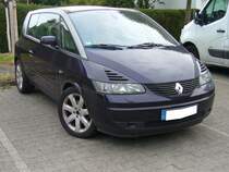 Einer von 8545 in den Jahren 2001 bis 2003 produzierten Renault Avantime. Auf dem Chassis des Renault Espace wurde der mit einer Kunststoffkarosserie versehene Avantime aufgebaut. Das futuristisch aussehende, zweitürige Auto war mit drei verschiedenen Motorisierungen lieferbar: Vierzylinderreihenmotor mit einem Hubraum von 1998 cm³/163 PS, V6-Motor mit einem Hubraum von 2946 cm³/207 PS, sowie einem Vierzylinderreihendieselmotor mit einem Hubraum von 2188 cm³ und einer Leistung von 150 PS. Mülheim an der Ruhr im September 2016.