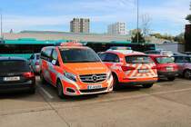 BF Frankfurt Mercedes Benz V-Klasse ELW B-Dienst und Audi Q5 KdoW A-Dienst am 26.10.19 bei der Herbstabschlussübung der Jugendfeuerwehr Frankfurt am Main 