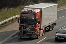 Durch die Insolvenz, die echt heftig ausgefallen war, der Gro�spedition Ric� im M�rz 2008 (bis zu 2500 Fahrzeuge, gro�teil angemeldet in Polen) sind nun einige Fahrzeuge bei anderen Speditionen untergekommen. Dieser SCANIA TOPLINE R580 \8/ war einer der  Showfahrzeuge  und ist nun f�r die Dortmunder Spedition KILLUS TRANSPORTE unterwegs. Ric� hatte neben den  Flottenfahrzeugen , alle europ�ische Hersteller, auch einige  Showfahrzeuge , Scania Longline, Scania R580, Scania R620, Volvo FH16 610 und 660PS, Actros 1861  BlackEdition , im Fuhrpark. Die Fahrzeuge hatten alles was man braucht um aufzufallen... Wie das Bild zeigt;-)
