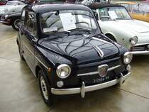 Abarth 850 TC  Nürburgring . Ab 1955 lief bei FIAT in Turin der  Seicento  vom Band. Der gebürtige Wiener Carlo Abarth nahm sich die kleine Limousine vor und pflanzte eine verbesserte und vergrösserte Maschine mit einem Hubraum von 747 cm³ ein, die die Leistung mehr als verdoppelte. Da Abarth der Nachfrage nicht Herr wurde, begann er Nachrüstsätze zu fabrizieren, mit denen seine Kunden den serienmässigen Wagen selbständig aufrüsten konnten. Als 1960 der FIAT 600D mit mehr Hubraum und Leistung auf den Markt kam, vergrösserte Abarth den Motor auf 847 cm³ Hubraum. Die Leistung betrug nun, je nach Vergaserbestückung, zwischen 55 PS und 65 PS. Die Höchstgeschwindigkeit soll ca. 160 km/h betragen haben. Als 1960 der 600D mit mehr Hubraum und Leistung herauskam, doppelte Carlo Abarth nach und vergrösserte den Motor auf 847 cm3. Der gezeigte 850 TC  Nürburgring  war ursprünglich in der italienischen Provinz Varese/Lombardei zugelassen. Classic Remise Düsseldorf im März 2013.