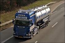 SCANIA TOPLINE R500 \8/ der niederl�ndischen Spediton HUINZINGA. Nat�rlich ausgestattet mit Sidepipe (man beachte den Ausgang des Sidepipe, Lampenb�gel.
