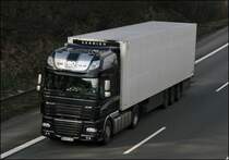 JUBIL�UMSEDITION: DAF XF105.460  SuperSpaceCab   80 JAHRE DAF 1928 - 2008 ist mit einem K�hlauflieger unterwegs.
