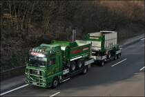 MAN TGA 18.510 von des Lanmaschinenhersteller BERGMANN aus Goldenstedt (Niedersachsen) bringt neue Maschinen zum Kunden, transportiert werden ein Universalstreuer und ein H�ckseltransportwagen. 
