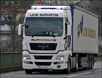 Dieser MAN TGX 18.440 von LKW AUGUSTIN tr�gt schon das neue Farbkleid in Wei�. Die Zugmaschine und der Auflieger tragen das Kennzeichen BGL (Berchtesgadener Land) und sind dem Standort Freilassing zugeteilt.
