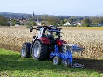 Case-Allradschlepper mit 5-Schar Wendepflug bei der Arbeit, Okt.2019