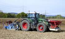 Fendt 936 Vario mit Frontbehälter, Grubber und pneumatischer Drillmaschine am Heck, bei der Aussaat von Wintergetreide, Okt.2019