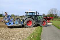 Fendt 936 Vario, mit angebauten Geräten für die Getreideaussaat, hier beim Wenden am Ackerrain, Okt.2019