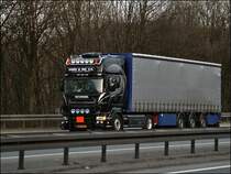SCHWEDEN-POWER: Ein SCANIA TOPLINE R500 (?) der GODS&BIL A.S. ist in L�denscheid auf die A45 in Richtung Dortmund aufgefahren und beschleunigt nun. Sehr gelungen finde ich die Lackierung und die  Zusatzbeleuchtung und Ausstattung . Beleuchtete Sidepipe. Die Spedition besitzt noch einen Volvo FH mit 520PS und vermutlich noch weitere Fahrzeuge....
