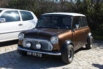 Mini mit altem portugiesischem Kraftfahrzeug-Kennzeichen, ausgegeben von 1937 bis 1991 (Olhão/Portugal, 25.01.2019)