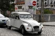 Citroën 2CV mit altem portugiesischem Kraftfahrzeug-Kennzeichen, ausgegeben von 1937 bis 1991 (São Martinho do Porto/Portugal, 14.08.2019)