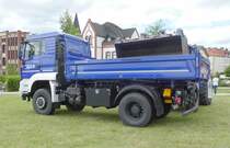 =MAN TGS 18.420-LKW des THW stehen auf der Präsentationsfläche der Rettungs- und Hilfsdienste, gesehen im Juni 2019 beim Hessentag in Bad Hersfeld 