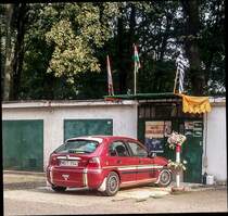 In diesen  Auto Ambulanz  würde ich meinen Wagen nicht bringen. Foto: Pécs (HU), August 2019. Das Auto ist ein Rover 216.