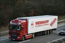 Viele Subunternehmer sind f�r WEMHOFF unterwegs. Hier bringt ein DAF XF105.510  SuperSpaceCab  von Kook einen K�hler in Richtung Ruhrgebiet. 