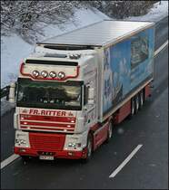 DAF XF95.530(?) der FR.RITTER aus Bremerhaven brummt, bei leichten Schneefall, durch das Sauerland.