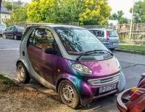 Mehrfarbiger Smart City Coupé, gesehen in Pécs (HU), August 2019.