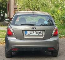 Rückansicht: Kia RIO (ca 2010-er Modelljahr). Aufnahme: Augurst, 2019 in Pécs - Ungarn.