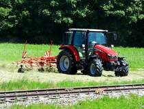 MF-5608 Dyna4 samt Kreiselheuer entlang der Museumsbahnstrecke Ampflwang-Timelkam; 190619